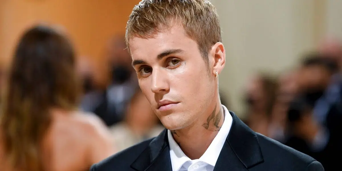 El síndrome de Ramsay Hunt "ocurre cuando un brote de culebrilla afecta el nervio facial cerca de los oídos", explica el portal especializado en atención médica Mayo Clinic.