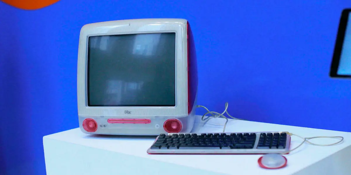 El Strawberry iMac fue la máquina que Gales usó “para el desarrollo y la investigación en el momento del lanzamiento del sitio web el 15 de enero de 2001”,
