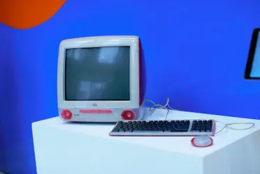 El Strawberry iMac fue la máquina que Gales usó “para el desarrollo y la investigación en el momento del lanzamiento del sitio web el 15 de enero de 2001”,