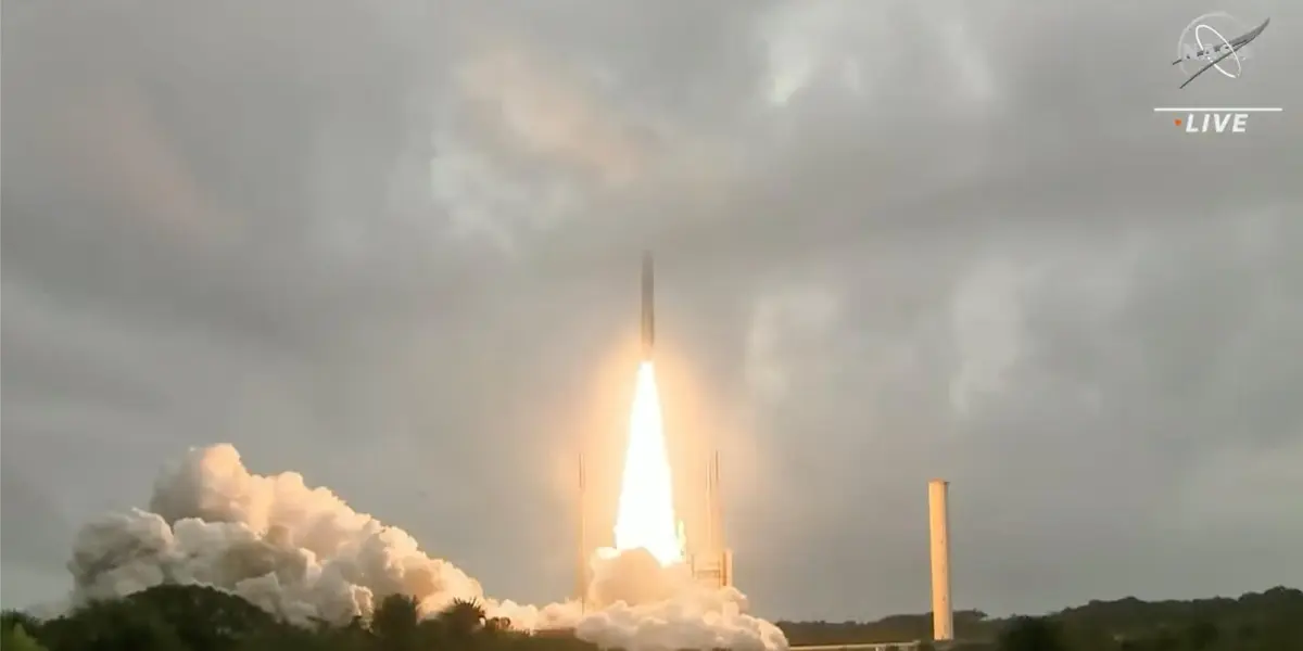 El telescopio James Webb, que costó US$10.000 millones y tardó tres décadas en construirse, despegó desde la Tierra este sábado y emprendió su misión de buscar las primeras estrellas que alumbraron el cosmos.