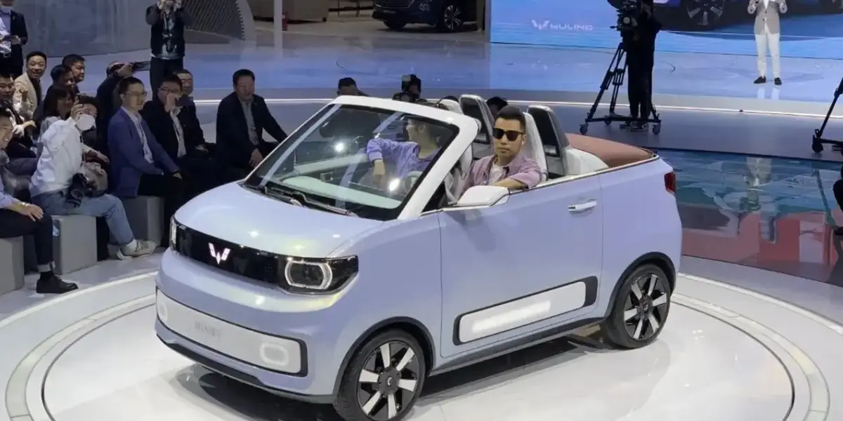 El Wulling Hongguang Mini EV ya ha matriculado en China medio millón de unidades y, desde 2020, ha superado en ventas al Tesla Model 3, el líder mundial entre los coches a pilas.