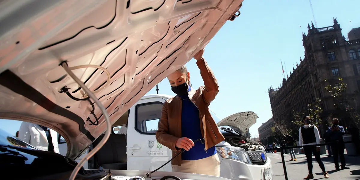 En compañía de la secretaría de Educación, Ciencia, Tecnología e Innovación, Rosaura Ruíz, Sheinbaum se subió al automóvil, el cual no hizo ningún ruido al encenderlo