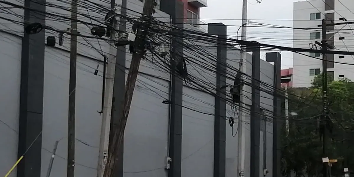 En diferentes sitios de Guadalajara se vio a empresas retirando nudos y toneladas de cable en malas condiciones o enredado.