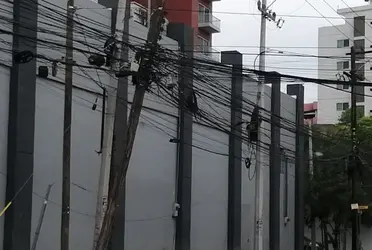 En diferentes sitios de Guadalajara se vio a empresas retirando nudos y toneladas de cable en malas condiciones o enredado.