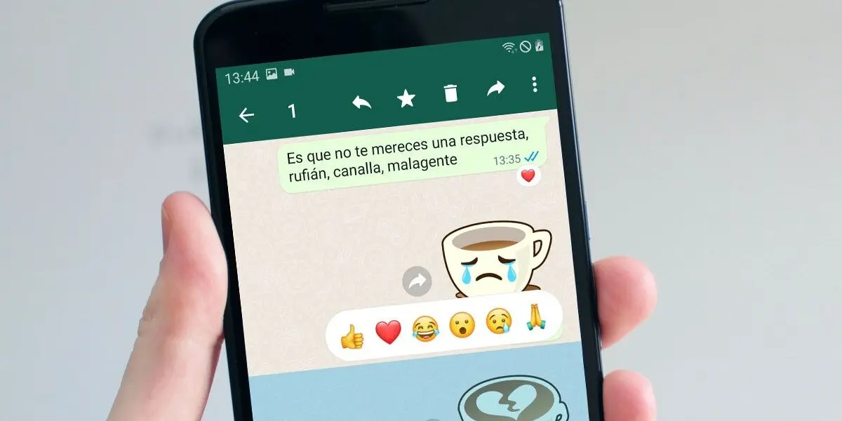 En el caso particular de las reacciones en WhatsApp estaban limitadas a un total de seis emojis, sin opción para agregar nuevos. Al menos lo era, hasta ahora. Mark Zuckerberg, CEO de Meta, ha anunciado que ahora es posible elegir cualquier emoji para enviar una reacción.
