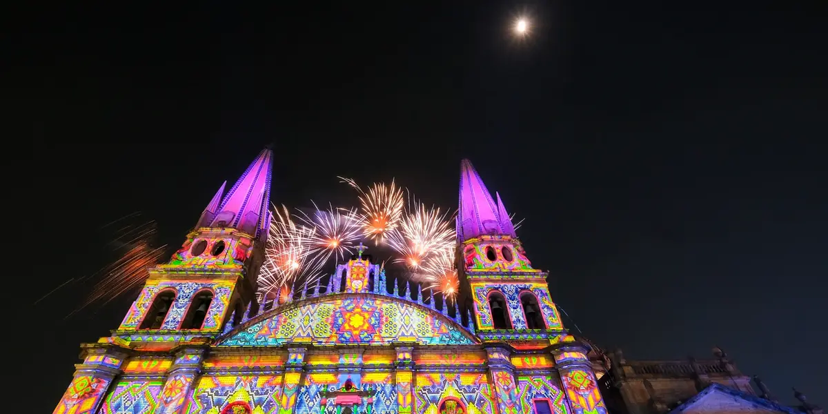 En el centro histórico de Guadalajara, Jalisco, se encuentran las familias, a través del festival de invierno denominado “Ilusionante”, que finalizará el 6 de enero de 2022.