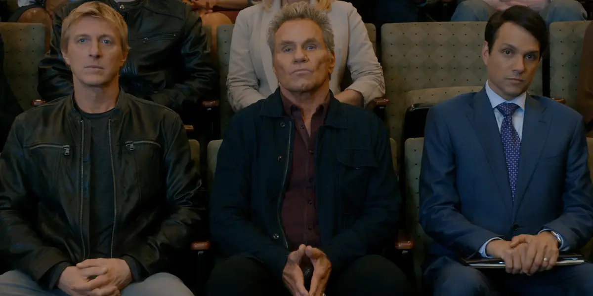 En el clip se ve como Daniel y Johnny se alían para hacerle frente al maquiavélico John Kreese, quien le llama al mismísimo Terry Silver para que destruya a sus enemigos.