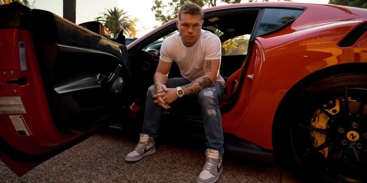 En febrero de este año, el boxeador mexicano compartió una fotografía en la que aparece con un outfit rojo de la marca Balmain, al lado de su Ferrari LaFerrari.