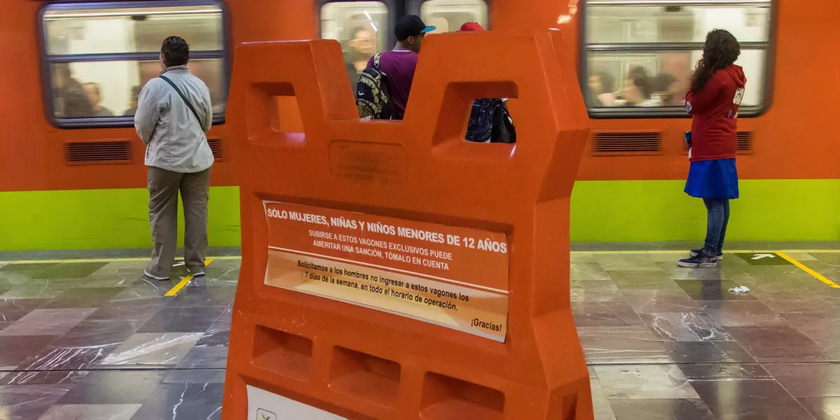 En imágenes de redes sociales, se observa una llanta reventada y a los usuarios evacuando los vagones.