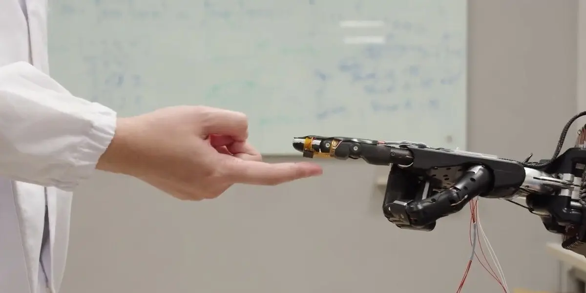 En la actualidad a los robots se les cubre con piel de silicio y otros materiales sintéticos con una apariencia similar a la piel humana.