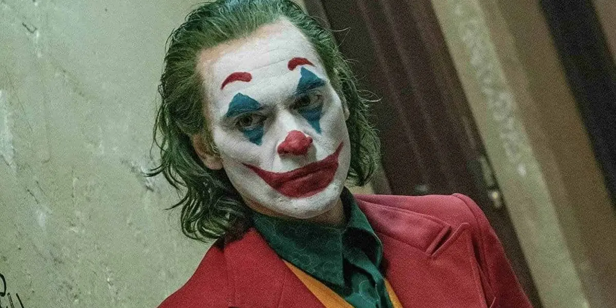 En la imagen se observa una portada color rojo con el título “Joker: Folie á Deux”, escrita por Todd Philips y Scott Silver y con fecha de mayo 2022. Asimismo compartió una fotografía de Joaquin Phoenix leyendo el texto.