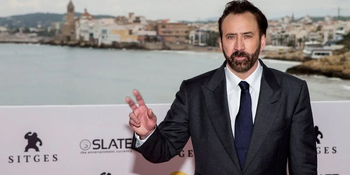 En la novela de Bram Stoker, Renfield era un interno del manicomio dirigido por el doctor John Seward que comía insectos y otros animales pequeños con la esperanza de consumir su fuerza vital y, como su amo Drácula.