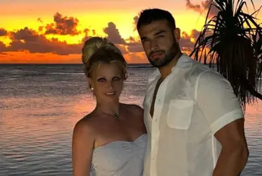 En la transmisión se observa que el exesposo de Britney Spears recorre el recinto, mientras lo guardias del lugar intentan detenerlo, pero el hombre corre y dice: “Ella es mi primera y única esposa”.