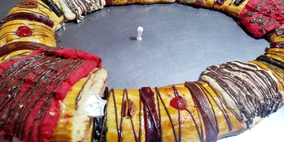 En la Zona Metropolitana de Guadalajara, puedes encontrar una variedad de roscas de reyes, desde las tradicionales hasta algunas con adaptaciones especiales.