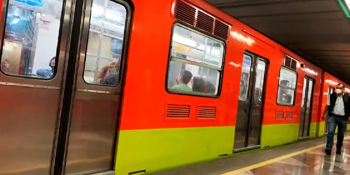 En Metro Balderas colapsó un tramo de loza falsa en el pasillo que conecta la Línea 1 con la 3, sin que haya personas lesionadas, informó el Sistema de Transporte Colectivo.