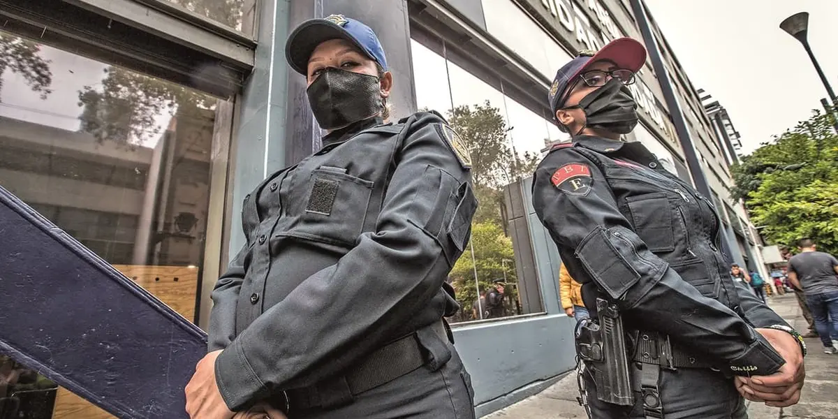 En tarjeta informativa la Secretaría de Seguridad Ciudadana de la Ciudad de México informó que en apego a su vocación de servicio, un elemento femenino de su corporación, recibió en sus brazos a una bebé.