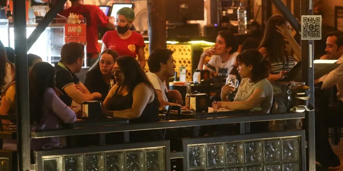 En un sondeo realizado por el medio “el informador”,  en el corredor de Chapultepec a visitantes de bares y otros peatones, la mayoría  coincidió en estar a favor de la obligatoriedad .