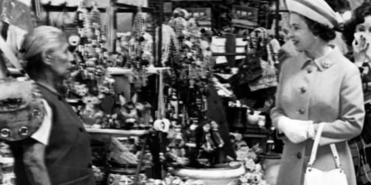 En una de sus visitas al país tricolor, la reina Isabel II disfrutó la verdadera experiencia mexicana.