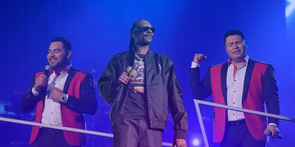 En uno de sus conciertos decidieron realizar la invitación a Snoop Dogg para cantar juntos “Qué maldición” éxito que estrenaron en 2020.