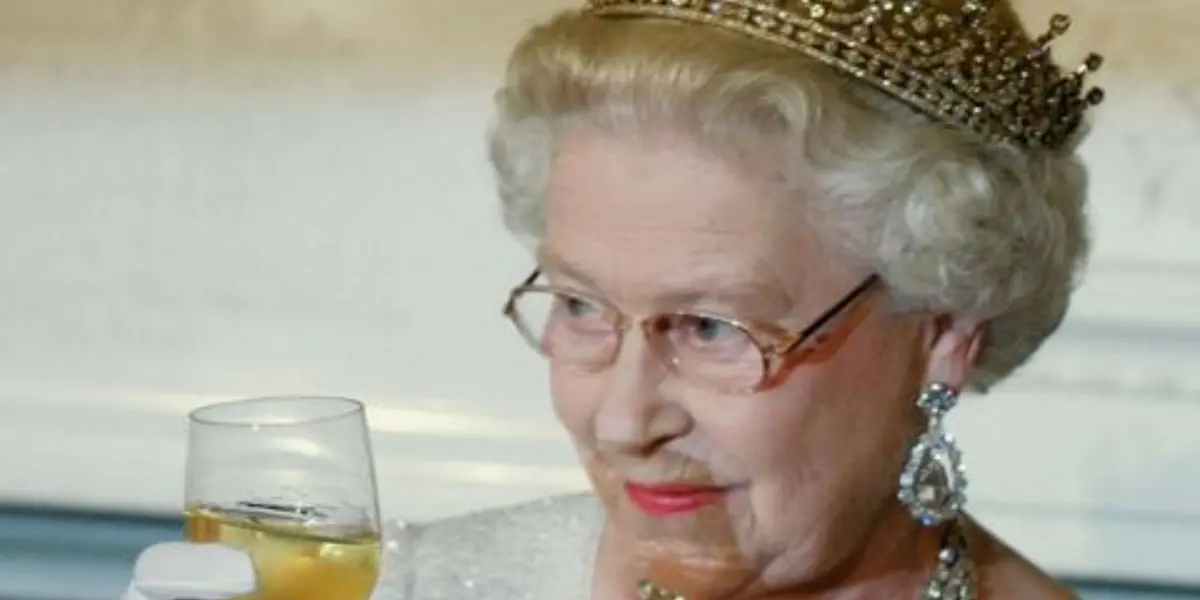 Entérate de las bebidas que la Reina Isabel II consumía durante el día y no era café