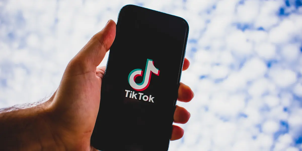 Entre las características que prepara TikTok están también los chats grupales, no disponibles de momento en la plataforma, pero para los que la red social prepara un sistema de invitación mediante enlaces.