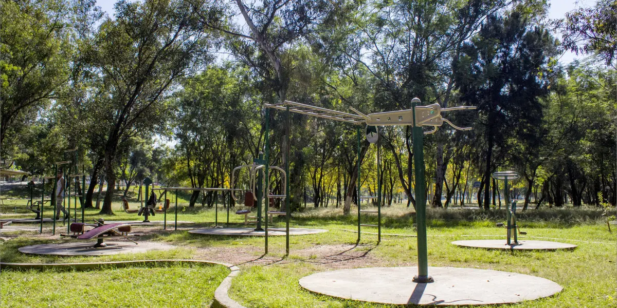 Entre los cambios, los espacios incluyen nuevos accesos, hay juegos infantiles en buenas condiciones y banquetas nuevas en el perímetro del parque o la rambla que cruza por la también plazoleta del obelisco.