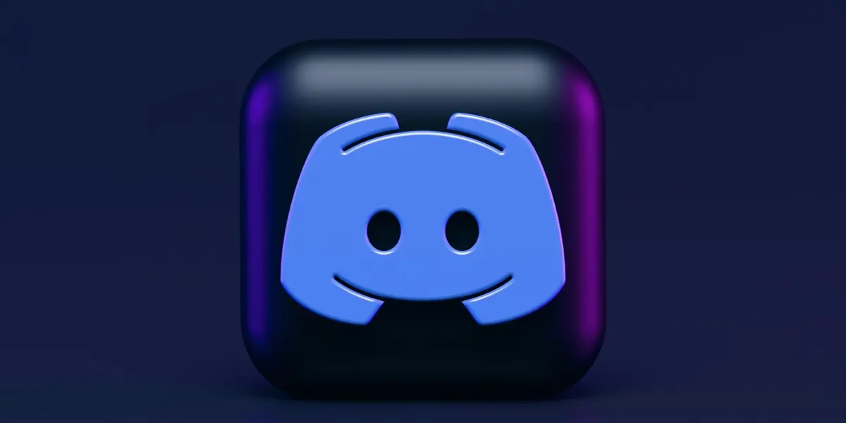 Es gratuita, y no solo permite chatear o hablar, sino que es posible crear comunidades, añadir bots y se le puede sacar mucho provecho una vez que se aprende cómo utilizarla.