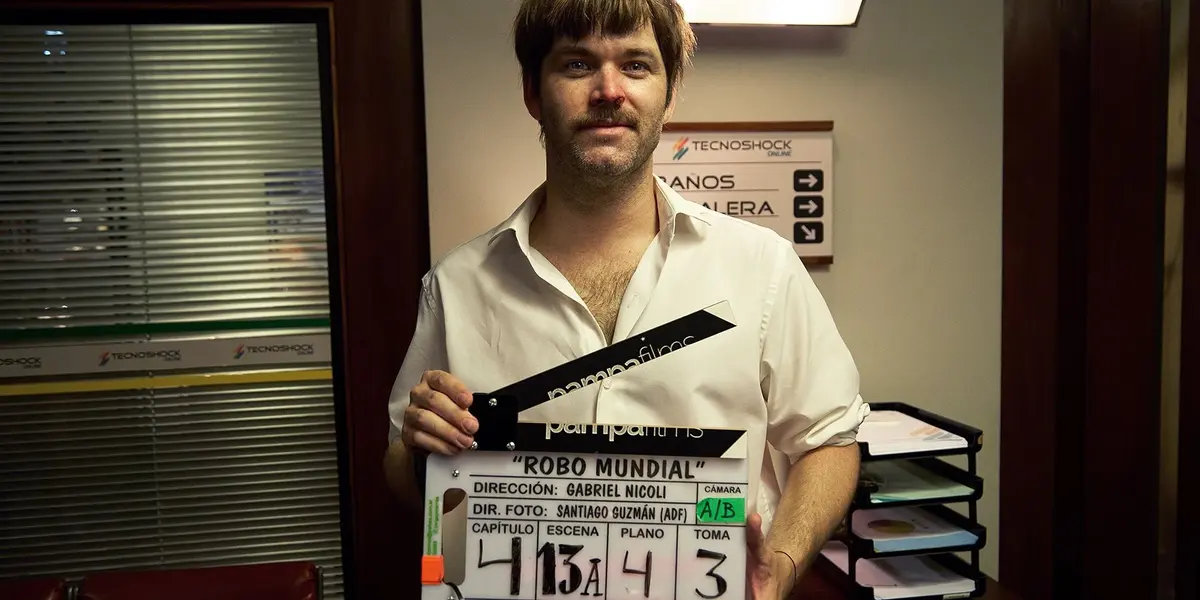 Esta es una comedia que relata las aventuras de un particular grupo de compañeros de trabajo, en su intento de robar nada menos que la copa del mundo.