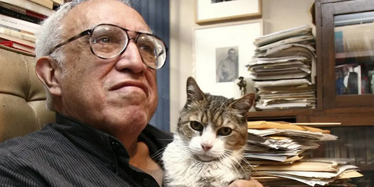 Esta muestra aborda la relación de Carlos Monsiváis y la música, a partir de la intersección de sus escritos, los materiales sonoros que coleccionó y que hoy custodia la Fonoteca Nacional y del acervo del Museo del Estanquillo.