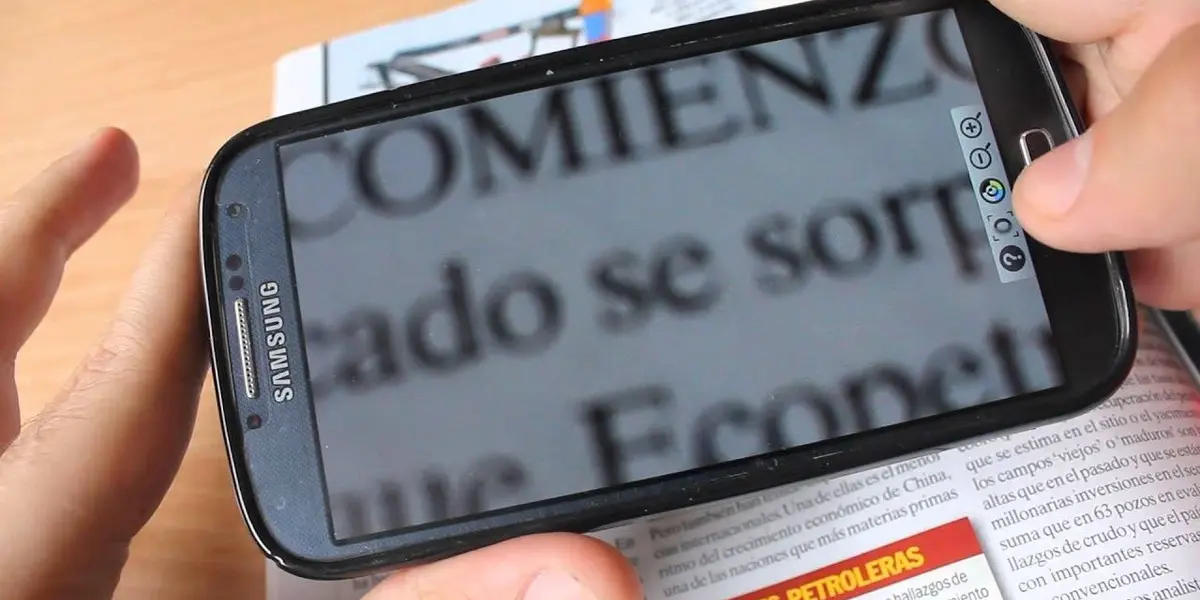 Esta opción de accesibilidad permite ampliar la pantalla del celular o tableta. En algunos teléfonos móviles, esta función se llama ‘Lupa’. En otros se llama ‘Extensión’.