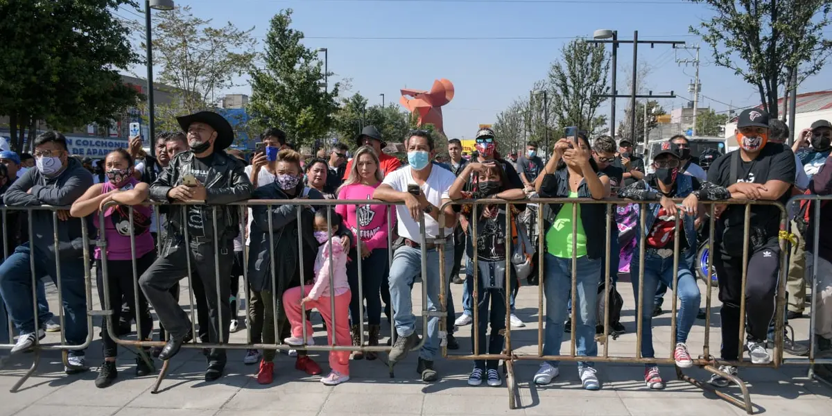 Este martes 28 de diciembre, familiares de la leyenda del rock urbano se dieron cita en el paseo cultural ubicado sobre el camellón de la avenida Pantitlán, dónde fue rendido un homenaje en su memoria.