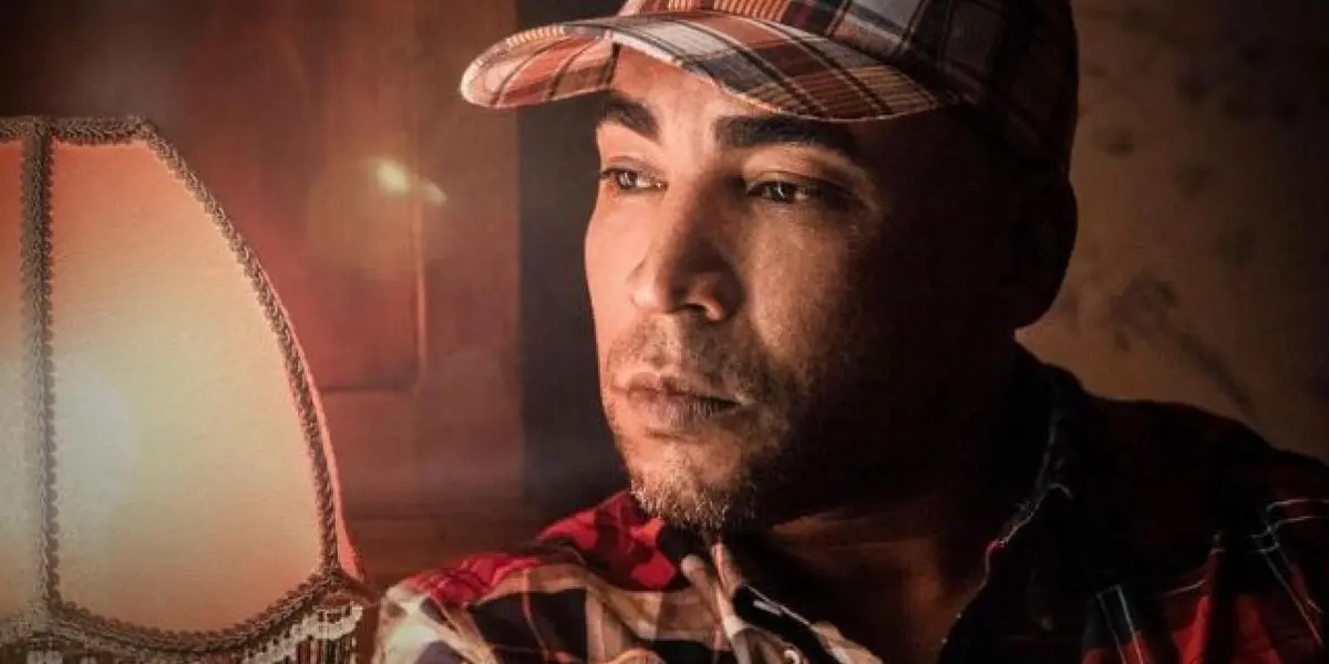 "Este tema narra la historia de un hombre que está vulnerable al perder a su pareja y ella no darle esperanzas para un regreso", dijo Don Omar en un comunicado de prensa.