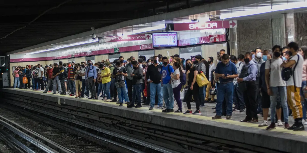 Esto, luego de que usuarios de redes sociales reportaron que los trenes de la Línea 7 se quedaron detenidos por más de 30 minutos en las estaciones, en ambos sentidos.