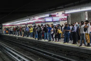 Esto, luego de que usuarios de redes sociales reportaron que los trenes de la Línea 7 se quedaron detenidos por más de 30 minutos en las estaciones, en ambos sentidos. 
 