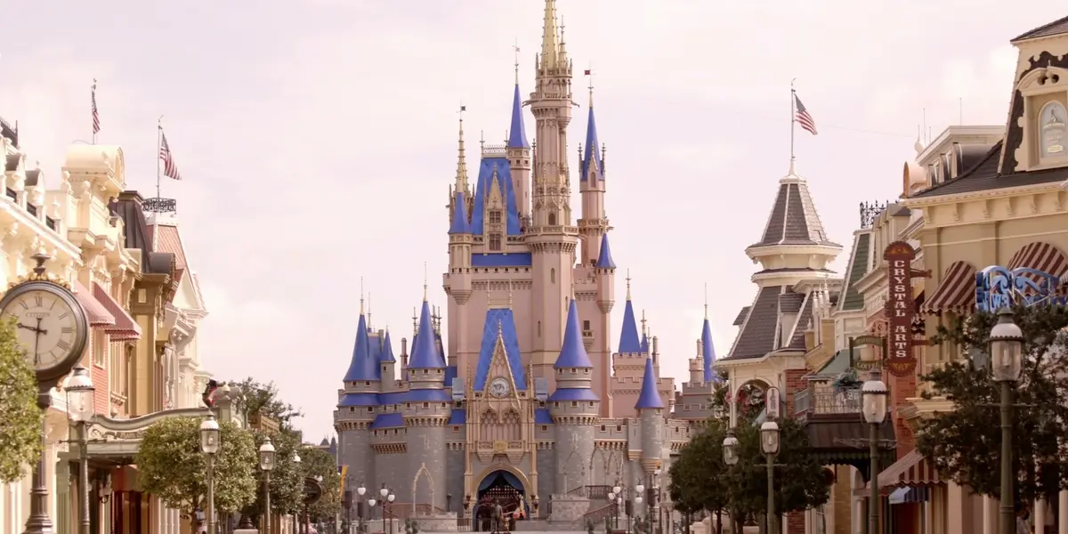 Evagelinda Elizondo fue una actriz de la época de Oro de México, ella fue quién prestó su voz para la cenicienta en su versión latina y demandó a la compañía por esta razón.