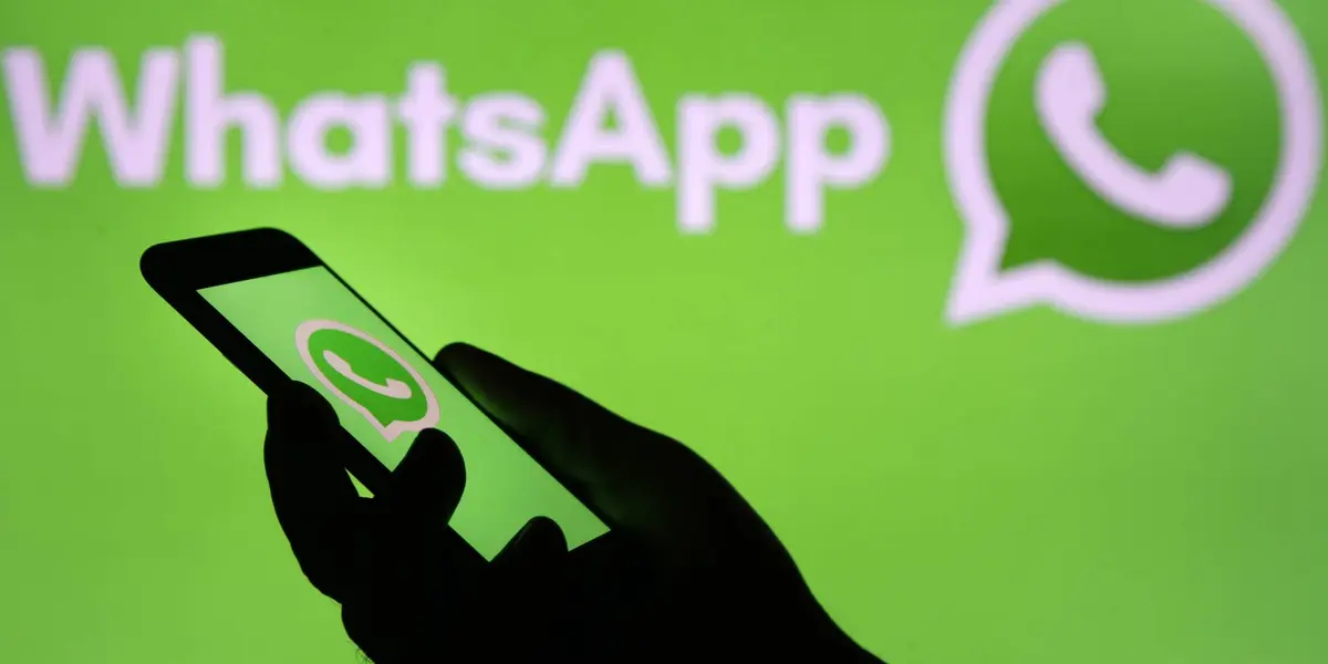 Existe una opción para no ser visible dentro de la aplicación y esto podría evitar esos molestos mensajes de los grupos.