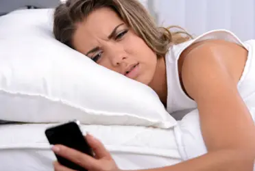 La curiosa razón del porqué es malo revisar el celular al despertar