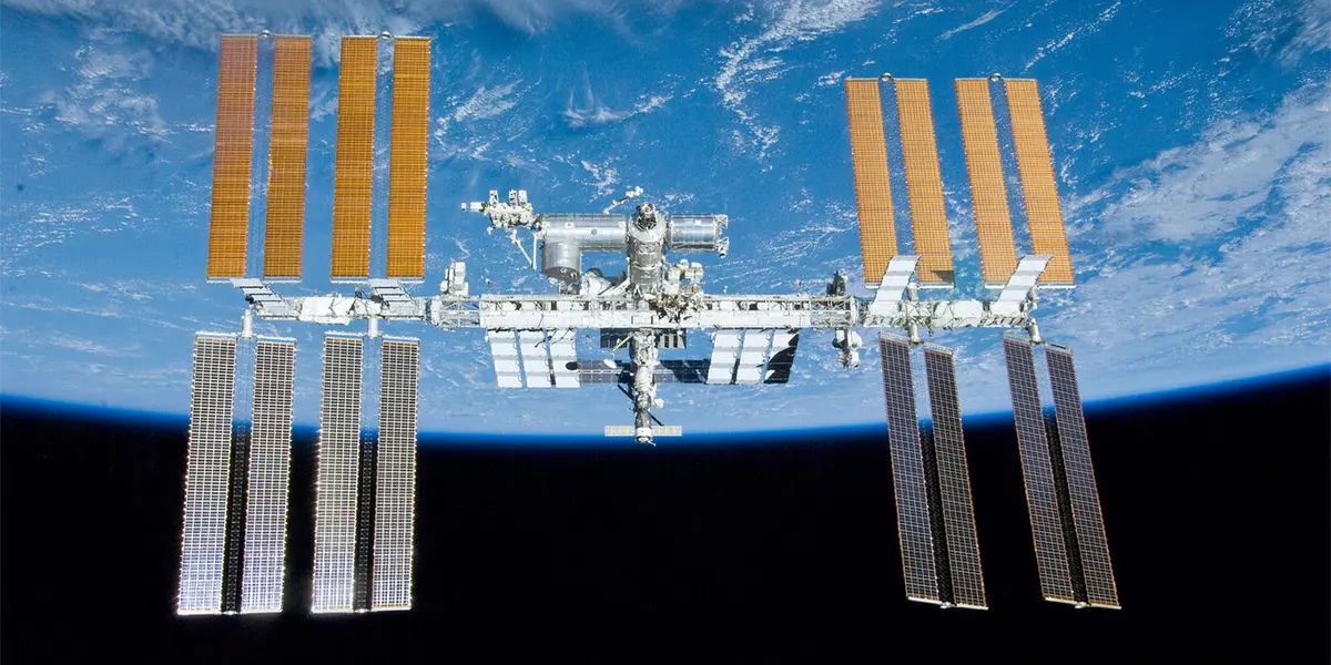 Fue lanzada al espacio el 20 de noviembre de 1998, lo que quiere decir que ya tiene 23 años orbitando la Tierra y que a partir de este año le quedan 8 más para que cumpla 33 y se jubile.