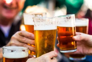 Hay pruebas sólidas de que beber en exceso provoca alteraciones en la estructura y el tamaño del cerebro que se asocian a deficiencias cognitivas.
 