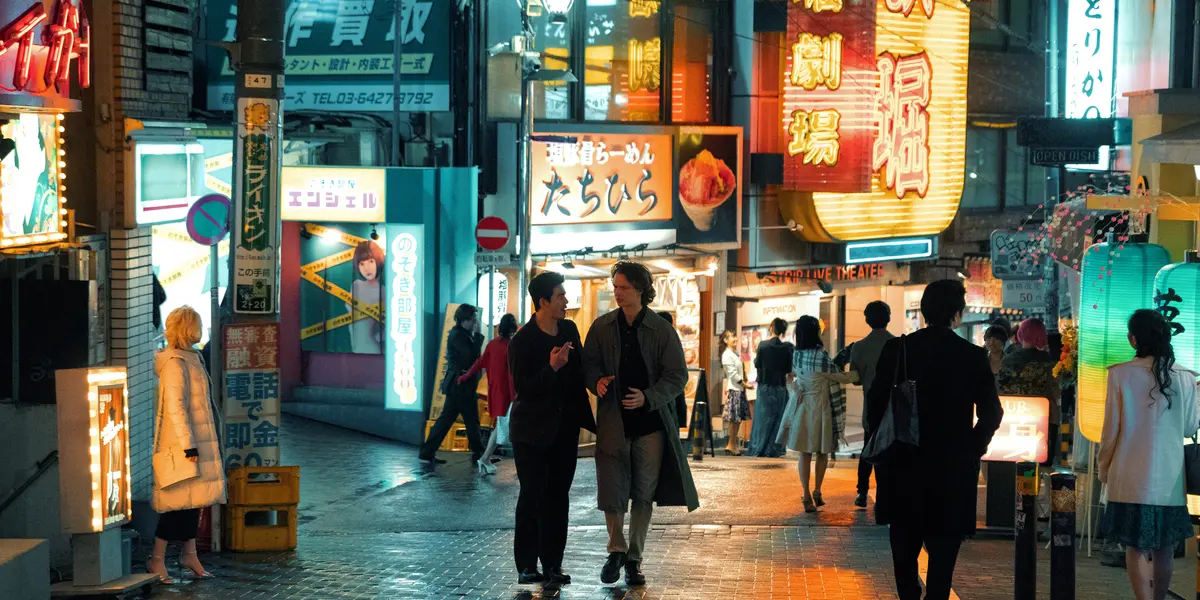 HBO Max ordenó nuevos episodios para Tokyo Vice, el drama de crimen producido por Michael Mann y protagonizado por Ansel Elgort (West Side Story y Baby Driver) y Ken Watanabe.