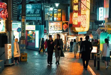 HBO Max ordenó nuevos episodios para Tokyo Vice, el drama de crimen producido por Michael Mann y protagonizado por Ansel Elgort (West Side Story y Baby Driver) y Ken Watanabe.  