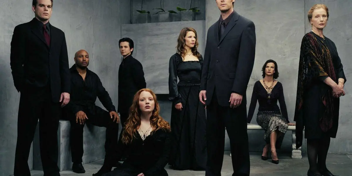 HBO quiere volver al negocio de las funerarias. 'A dos metros bajo tierra', una de las series que ayudaron a convertir la cadena de cable en la leyenda de la ficción que es, podría volver de alguna forma según avanza Variety.