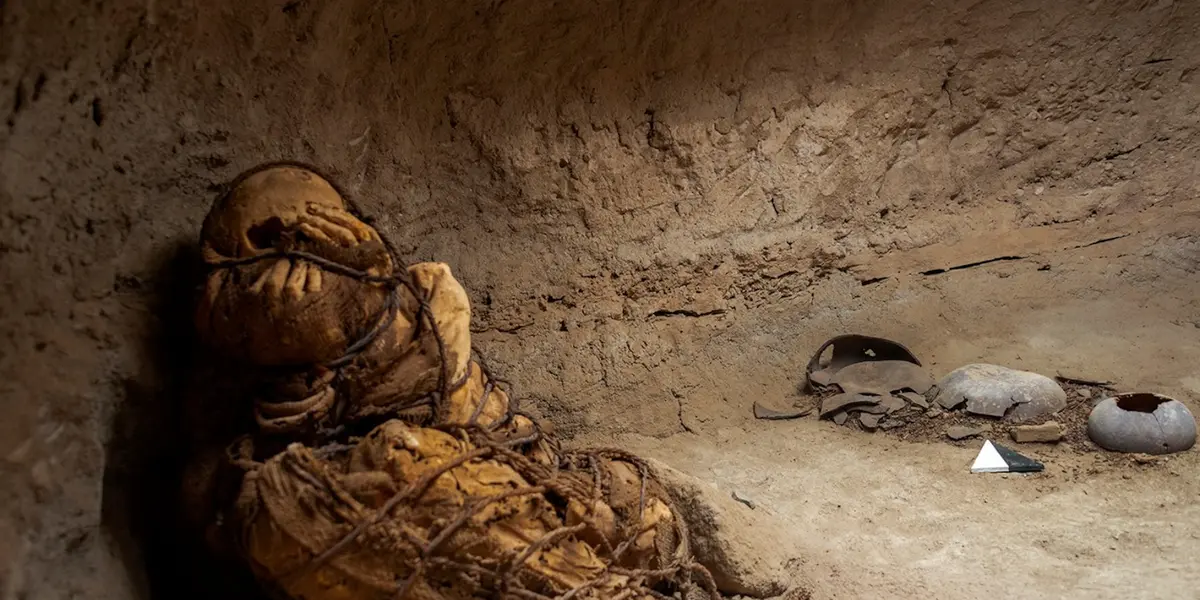 Investigadores de la Universidad Nacional de San Marcos encontraron el cuerpo conservado bajo tierra en medio de una plaza del pueblo en el sitio arqueológico de Cajamarquilla, a unos 25 kilómetros del interior de Lima.