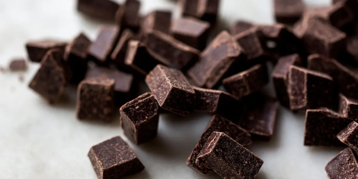 Investigadores en Corea descubrieron que los adultos sanos que comían un total de 30 gramos de chocolate negro al 85% al día eran más felices.