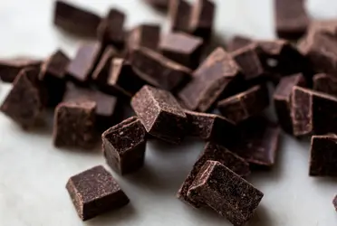 Investigadores en Corea descubrieron que los adultos sanos que comían un total de 30 gramos de chocolate negro al 85% al día eran más felices.