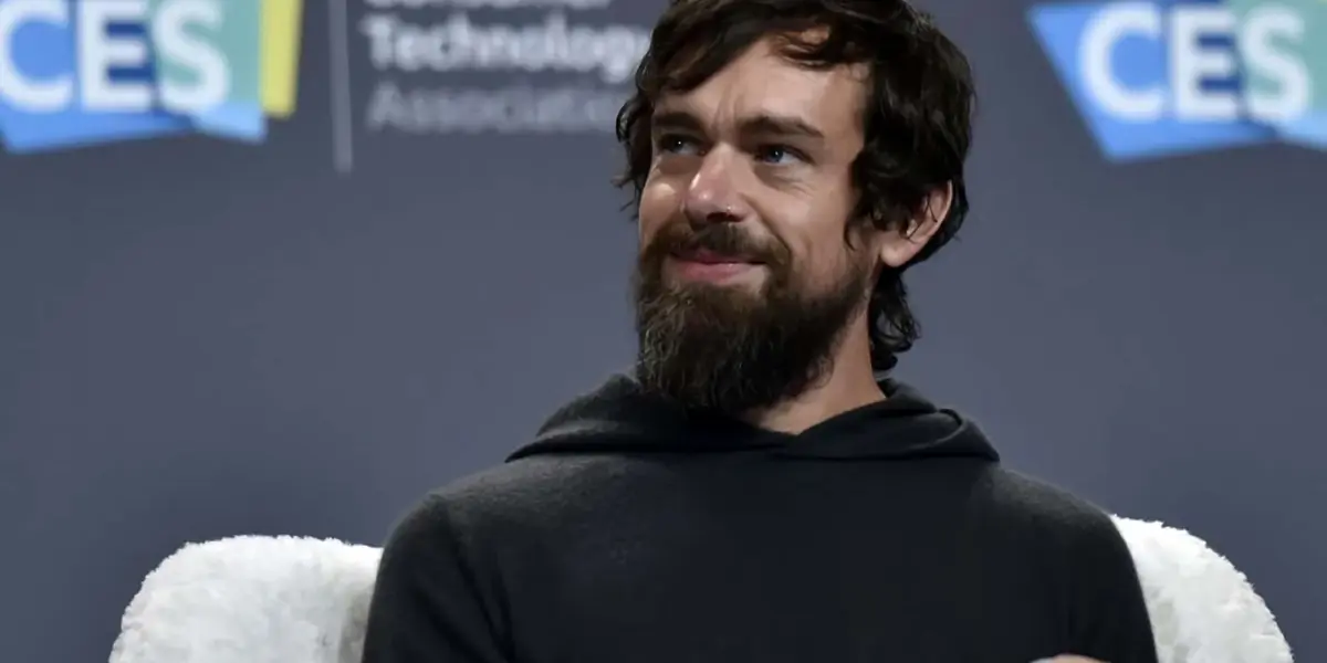 Jack Dorsey, según un artículo de Forbes “no tiene que agradecer a Twitter por ello”, ya que “la mayor parte del patrimonio neto de Dorsey -el 88% de su fortuna estimada- está ligada a su participación de casi el 11% en Square.