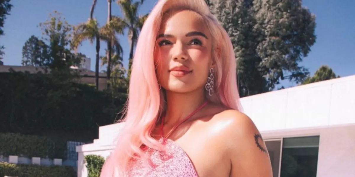 Karol G posa con un vestido rosado lleno de lentejuelas (Fuente: Instagram Karol G)