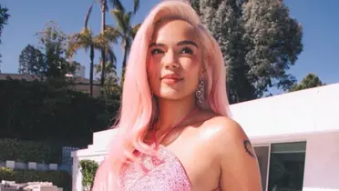 Karol G posa con un vestido rosado lleno de lentejuelas (Fuente: Instagram Karol G)
