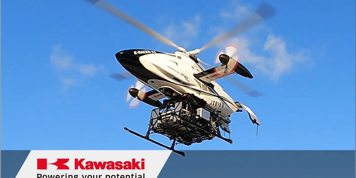 Kawasaki mostró dicha innovación a través de un video en el cual se puede apreciar cómo el helicóptero aterriza con la carga y un pequeño robot parecido a una aspiradora se acerca al vehículo aún sin estar completamente apagado.