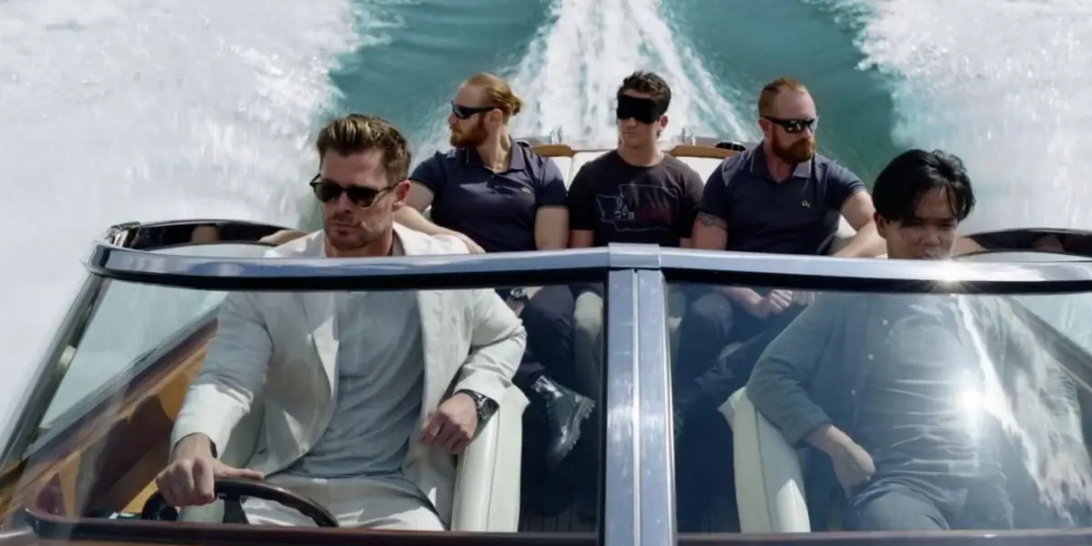 La cabeza de la araña comienza en una prisión de máxima seguridad, dirigida por un hombre llamado Steve Abnesti (Chris Hemsworth)